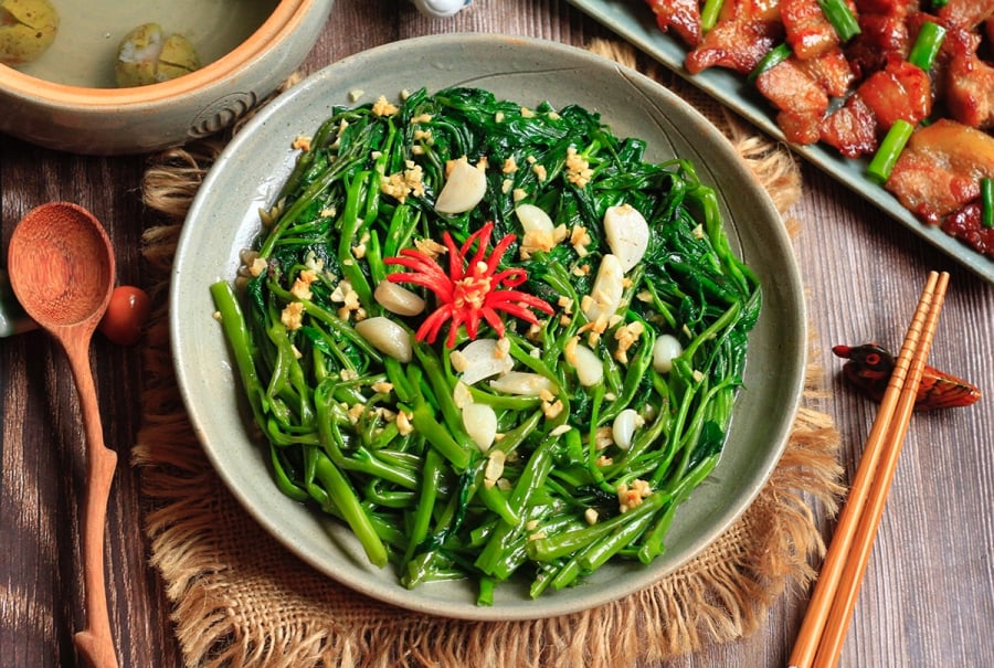 Chỉ 1 giọt thôi, không nhiều. Giúp rau giữ màu trong quá trình để ngoài không khí.