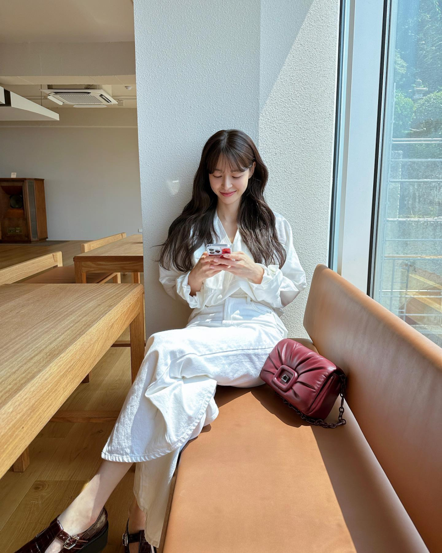 Kwon Nara chỉ cần sơ vin nhẹ và kết hợp túi màu đỏ nâu cùng loafer là đủ mang lại vẻ ngoài sang trọng nhưng vẫn trẻ trung, tươi sáng.