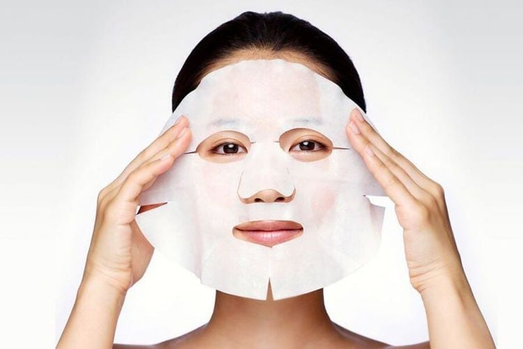 Bột vỏ cam giàu vitamin C kết hợp với nước hoa hồng tạo nên công thức làm dịu, sáng da hiệu quả cho những ai vừa bị rám nắng