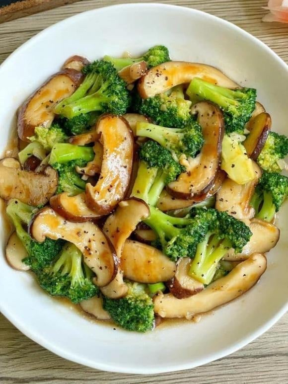 Một bát yến mạch ấm, nấu vừa chín tới, giữ độ sánh nhẹ giúp đường huyết tăng chậm hơn so với cháo trắng hay cơm nếp. 