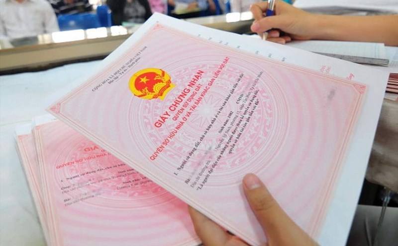 Sổ đỏ có thể bị thu hồi dù đang sử dụng trong các trường hợp sau: đất bị Nhà nước thu hồi, cấp đổi giấy chứng nhận, người dân đăng ký biến động đất đai và được cấp mới giấy, giấy cấp sai quy định của pháp luật, hoặc bị thu hồi theo bản án, quyết định của Tòa án đã có hiệu lực. 