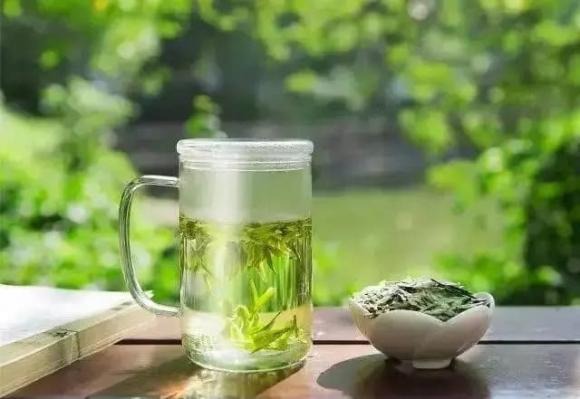 Trà xanh chứa polyphenol có khả năng giảm nhẹ nồng độ axit uric, đồng thời sở hữu tác dụng chống oxy hóa, giúp bảo vệ mạch máu và thận, hạn chế tổn thương do axit uric cao gây ra.    
