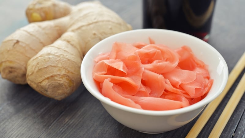Đặc biệt, cách làm món này tại nhà không hề khó, chỉ cần thực hiện đúng vài bước đơn giản là bạn đã có ngay hũ gừng hồng đúng chuẩn Nhật.