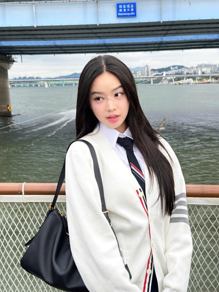 Một Mừng SHBET phiên bản mới 2025 mịn và ngậm nước giúp lớp nền bám chắc hơn, hạn chế tình trạng mốc nền hoặc loang màu giữa ngày.