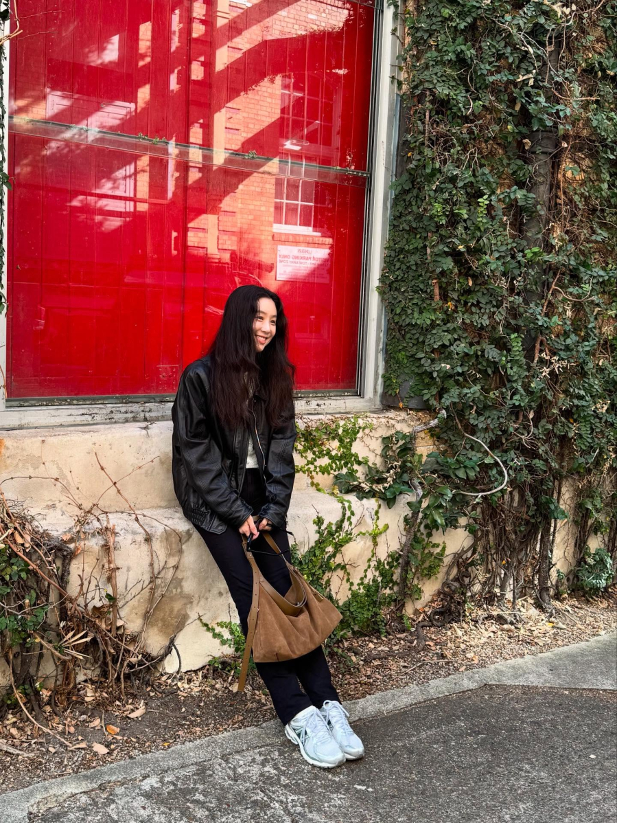 Jung Ryeo Won chỉ đơn giản phối áo khoác da với áo trắng, quần đen ống đứng và sneaker trắng