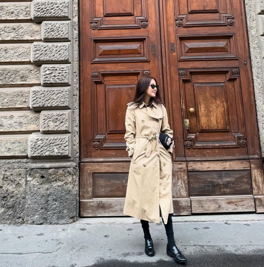 Jung Ryeo Won phối trench coat cùng quần legging và nhấn eo khéo léo để tôn dáng, dù đi giày bệt vẫn giữ được nét thanh lịch.