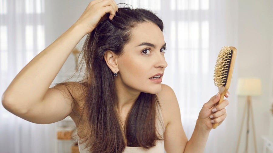 Việc sử dụng nước quá nóng để gội đầu khiến lớp dầu tự nhiên trên da đầu bị cuốn trôi quá mức