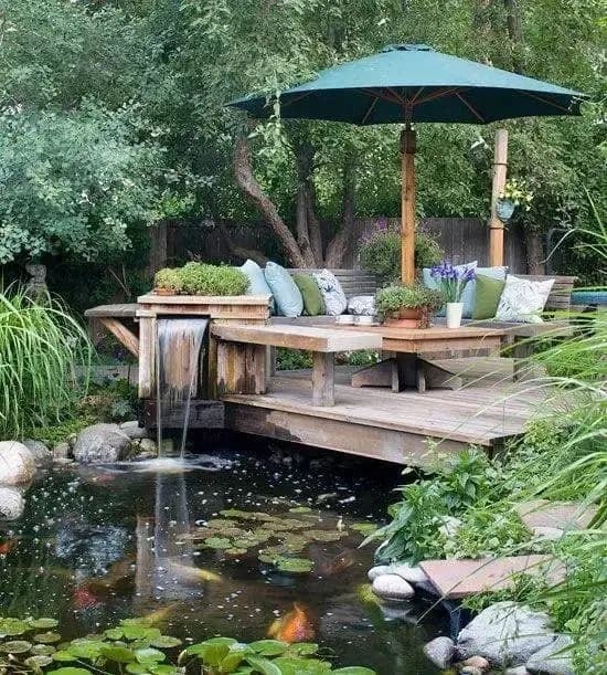 Nước là biểu tượng của sự sống, và một ngôi nhà gần sông, hồ hay bất kỳ nguồn nước nào đều giống như đang tiếp cận nguồn sống dồi dào. 
