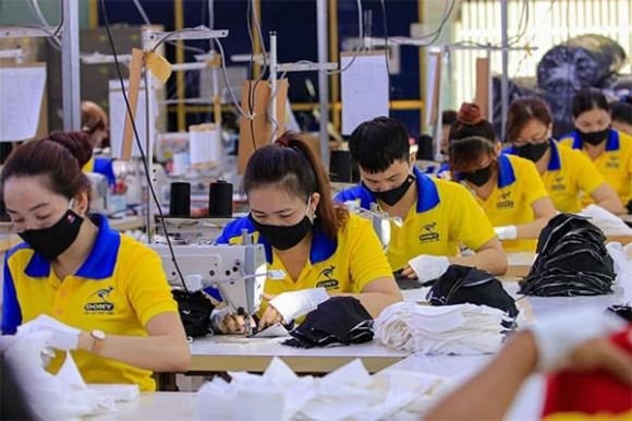 Tương tự, mức lương tối thiểu giờ là mức lương thấp nhất áp dụng cho người lao động trả lương theo giờ, bảo đảm mức lương theo công việc hoặc chức danh trong một giờ làm việc, đồng thời hoàn thành định mức lao động đã thỏa thuận, không được thấp hơn mức lương tối thiểu giờ.    