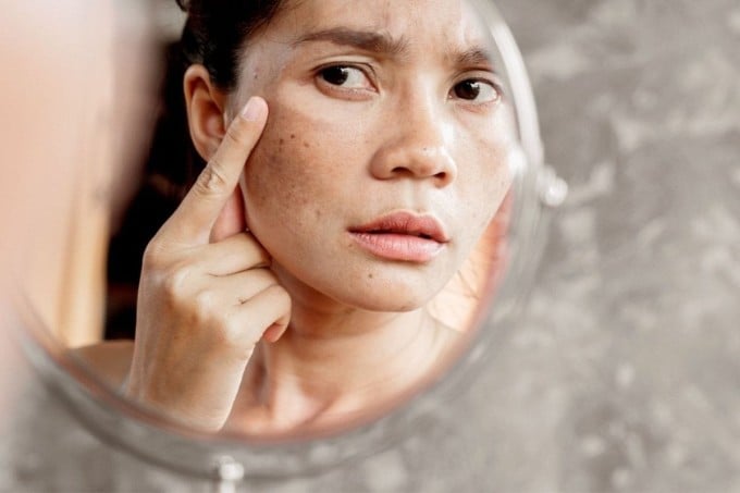 Một khi xâm nhập, chúng kích hoạt stress oxy hóa – cơ chế khiến collagen và elastin bị tổn thương, từ đó làm da kém săn chắc, hình thành nếp nhăn sớm và mất đi vẻ tươi sáng. 