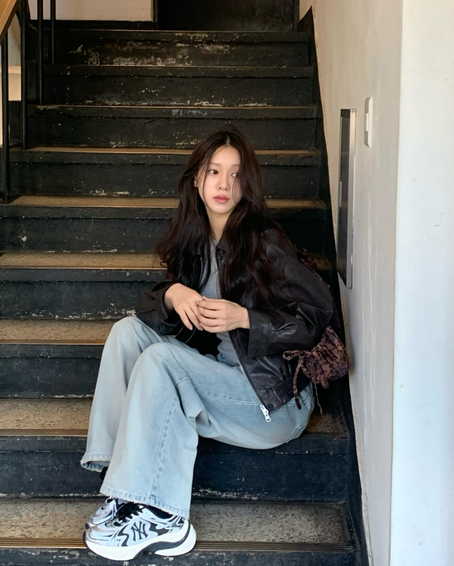 Áo khoác da kết hợp cùng quần jeans luôn là biểu tượng của phong cách đường phố hiện đại.