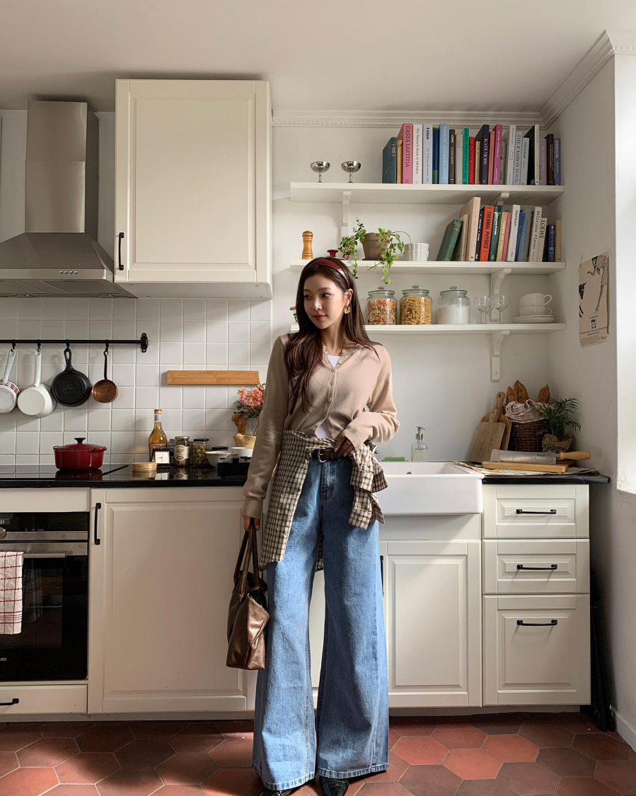 Nếu nói đến sự thoải mái mà vẫn thời trang, combo áo len và quần jeans luôn đứng đầu danh sách.