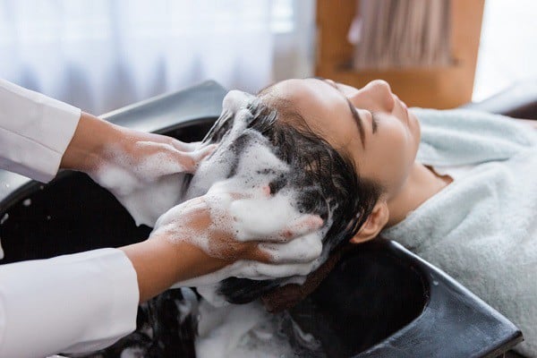 Nhiều người chọn nước mát khi gội đầu với suy nghĩ nó giúp giảm tiết dầu và bảo vệ da đầu tốt hơn.