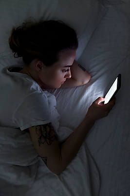 Đừng vội xem điện thoại ngay khi vừa thức dậy