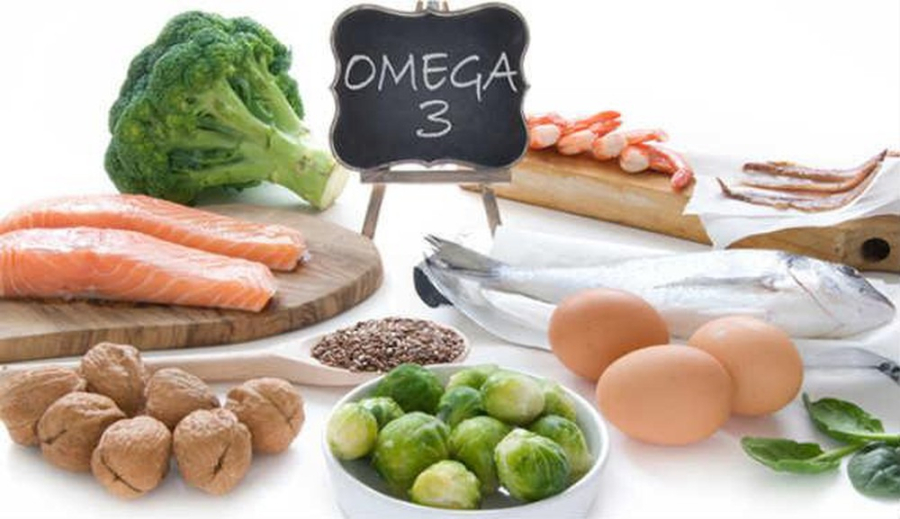 Các loại thực phẩm như rau bina, bắp cải tí hon, óc chó, hạt lanh và cá hồi có khả năng chống viêm tự nhiên. Ảnh minh họa