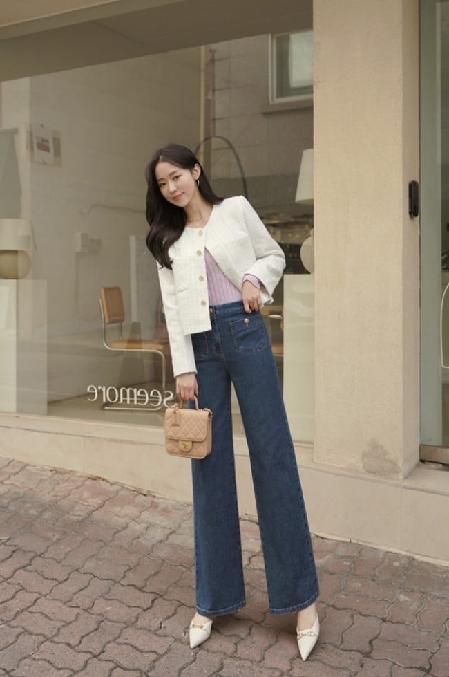 Sự kết hợp giữa áo tweed và quần jeans suông là lựa chọn được nhiều nữ công sở ưa chuộng vì tạo nên sự cân bằng lý tưởng giữa tính thanh lịch và nét năng động.