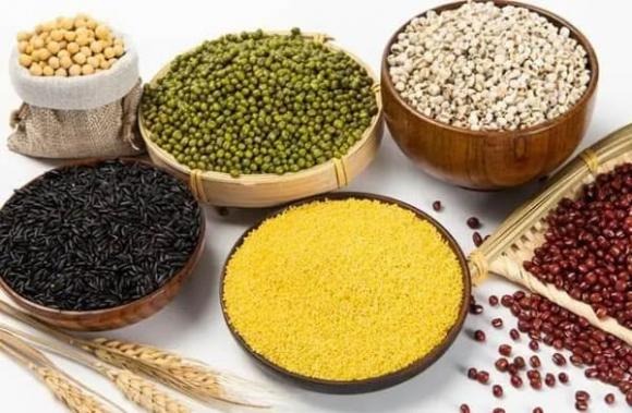 Ngũ cốc nguyên hạt là các loại lương thực chưa qua tinh chế như gạo lứt, yến mạch, bánh mì nguyên cám.