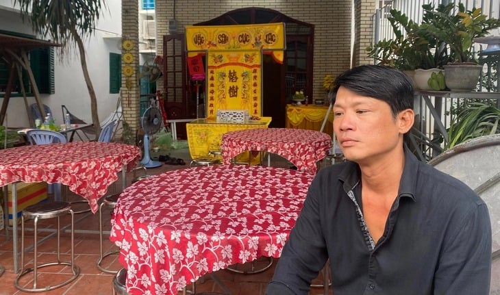 Anh Thanh Tùng - con trai nghệ sĩ Thương Tín, thất thần chuẩn bị lo hậu sự cho cha - Ảnh: FB Tô Hiếu    