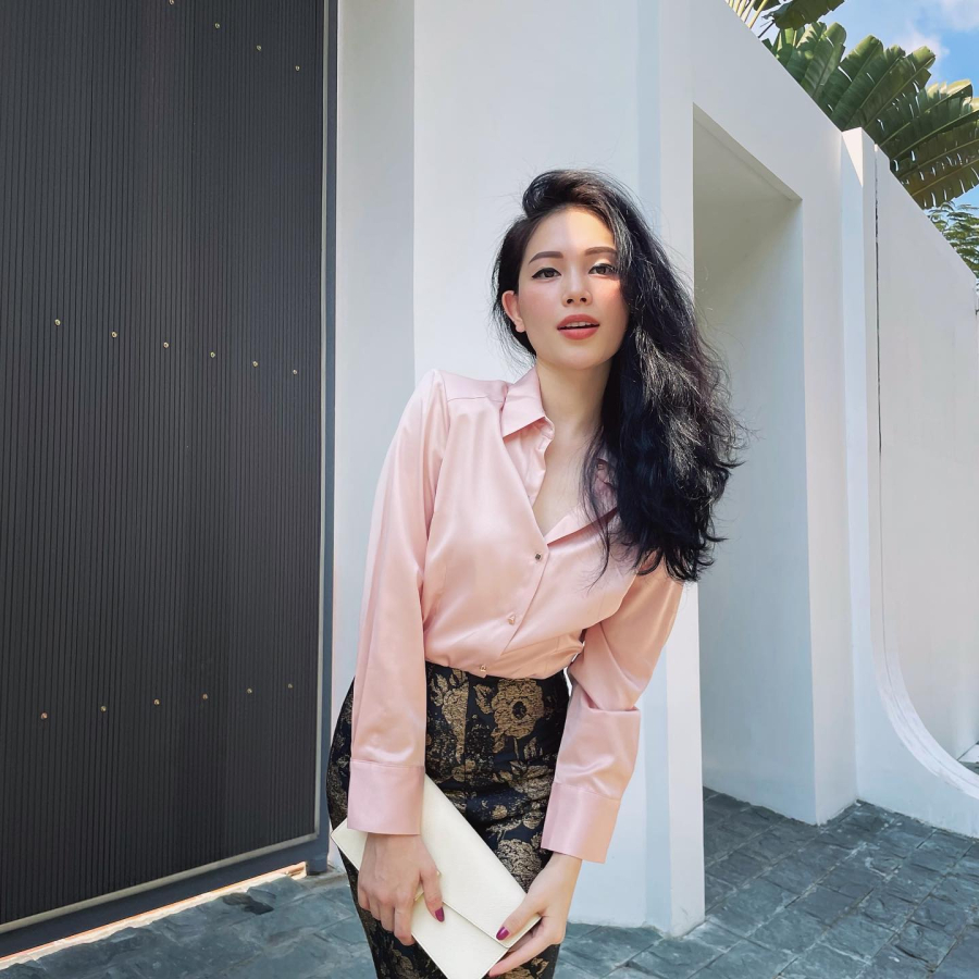 Ngoài ra, sự tiện lợi của set đồ đồng bộ cũng được cô tận dụng. 