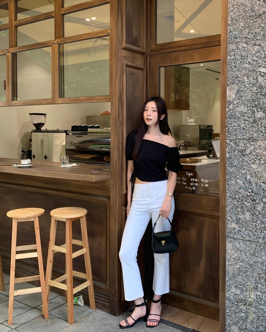 Trong thời tiết nóng ẩm, sandal là item dễ phối bậc nhất, nhưng để phù hợp với nàng thấp bé, phần quai chính là yếu tố quyết định.