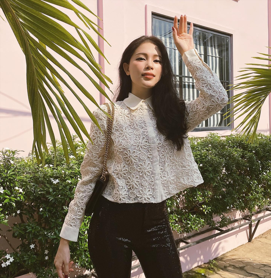 Thiết kế áo lửng giúp tổng thể cân đối mà không cần sơ vin, tạo cảm giác hiện đại và tự tin.