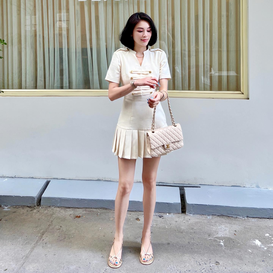 Tất cả hòa lại tạo nên vẻ ngoài mềm mại nhưng đầy cuốn hút.