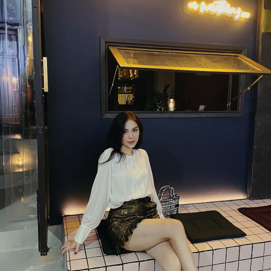 Linh Rin đôi lúc còn mang đến cảm giác tiểu thư với chân váy ngắn ánh kim đi cùng áo blouse tay bồng. 