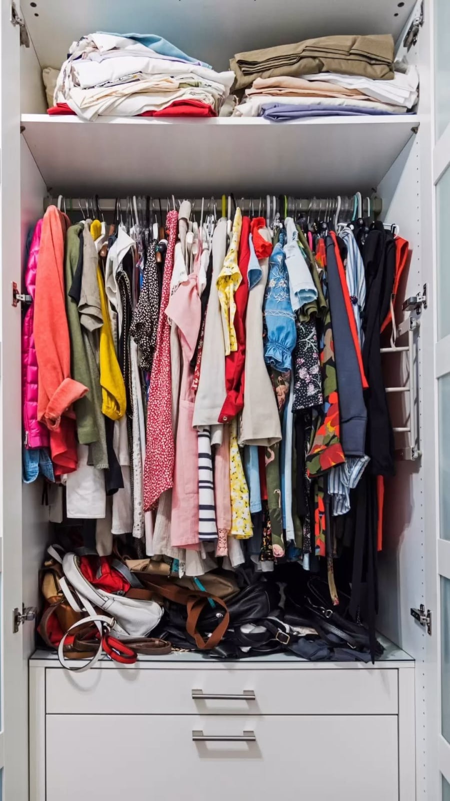 Quần áo cũ không dùng chớ nên tích trữ