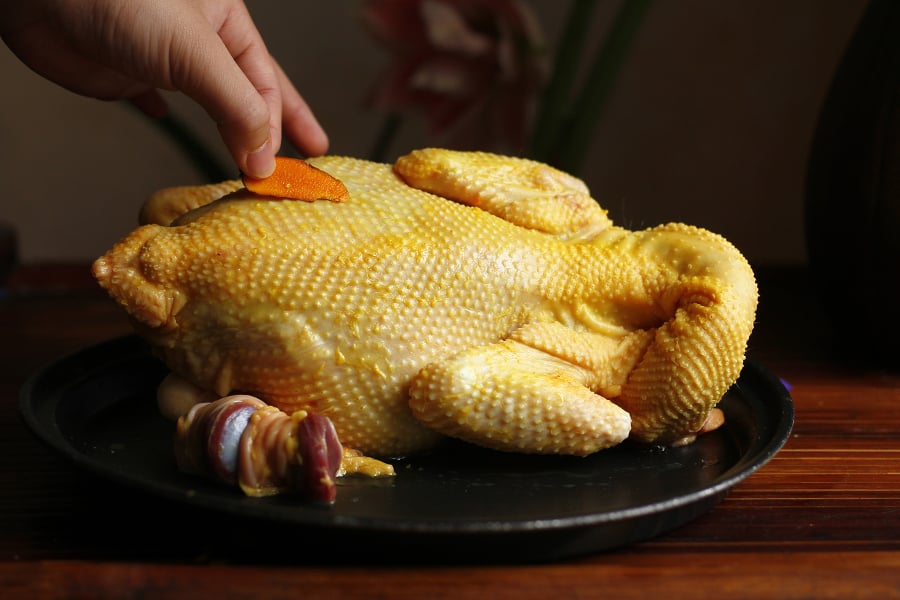 Tuyệt đối không cho gà vào nước đang sôi! Nước sôi khiến da co đột ngột → gà nứt da, chín không đều.