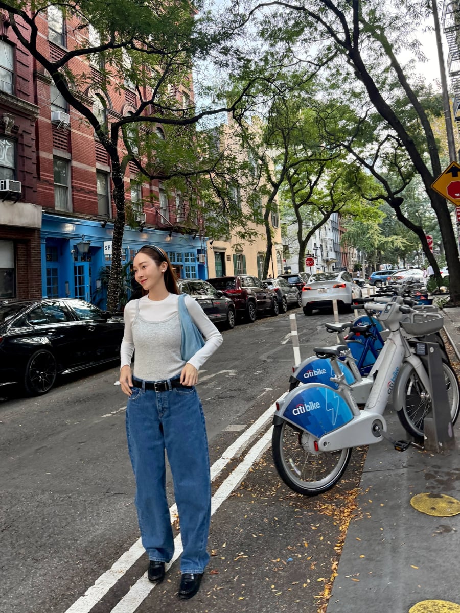 Một trong những công thức quen thuộc của Jessica là tận dụng áo tank top mùa hè bằng cách layer cùng áo thun trắng.