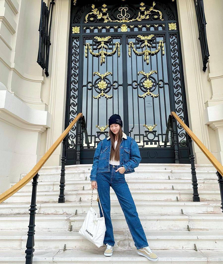 Công thức denim-on-denim là lựa chọn giúp cô giữ vẻ trẻ trung dù ở độ tuổi nào.