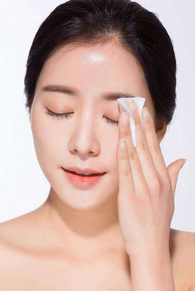 Dầu nhờn là nguyên nhân khiến lớp nền dễ loang, kém mịn hoặc trông nặng nề. Vì vậy, bước đầu tiên luôn phải là loại bỏ dầu trên bề mặt da.