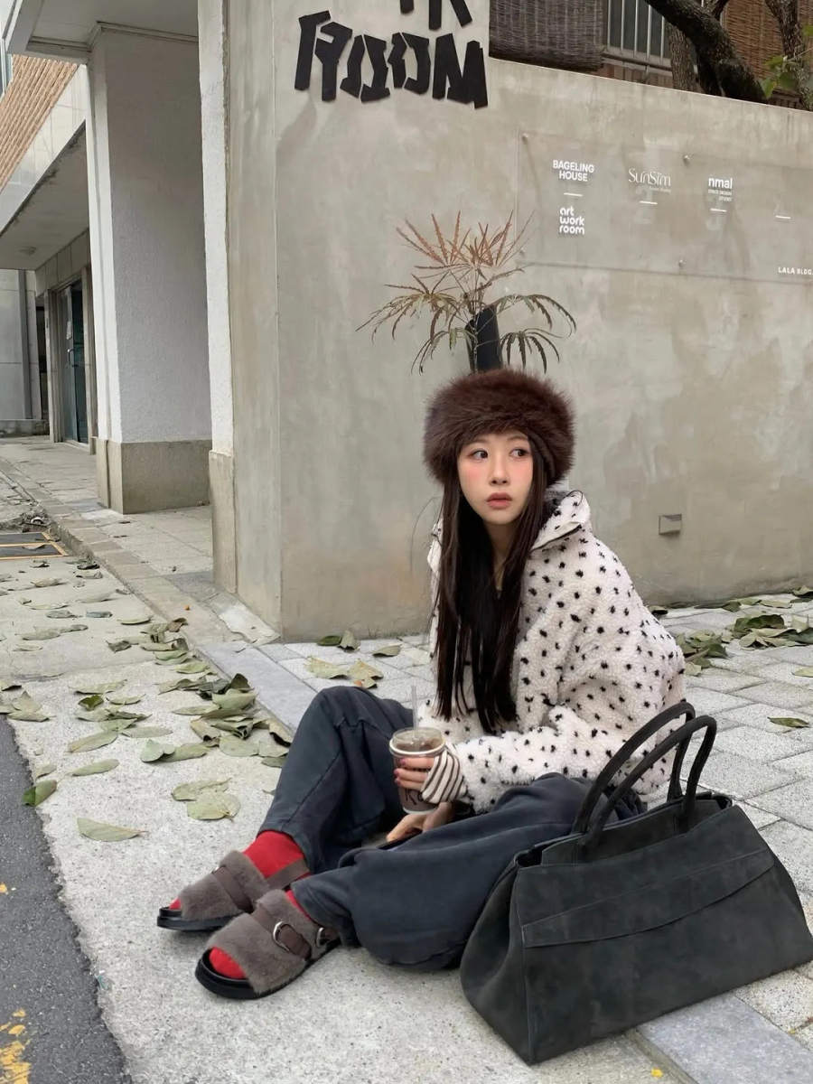 Dù theo hướng cá tính hay nổi bật, phụ kiện này luôn giúp bộ Shbet999 com đăng nhập trở nên vui tươi và giàu tính thời trang hơn, đặc biệt phù hợp cho những dịp xuống phố mùa Đông.