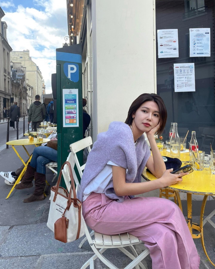 Sooyoung cũng biến tấu tông pastel theo cách rất có gu. 