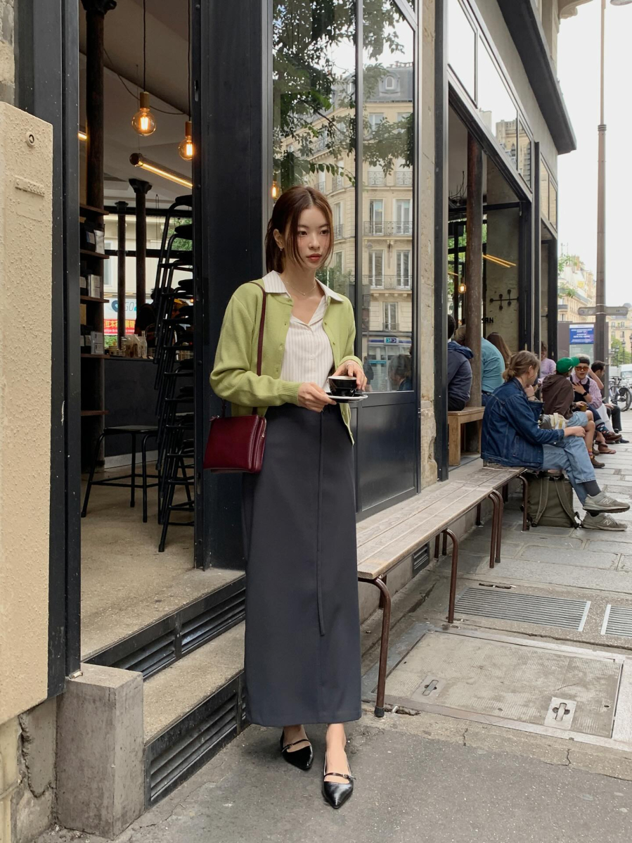 Túi đỏ nâu tạo thêm điểm nhấn tinh tế, còn giày mũi nhọn giúp vóc dáng thanh thoát hơn.