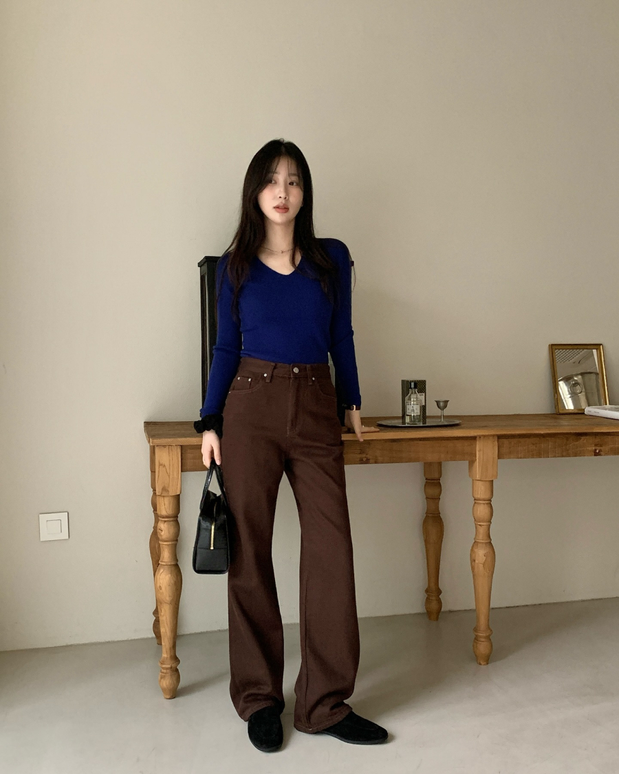 Áo thun xanh đậm đi kèm quần ống suông nâu mang đến cảm giác sang trọng và hiện đại.