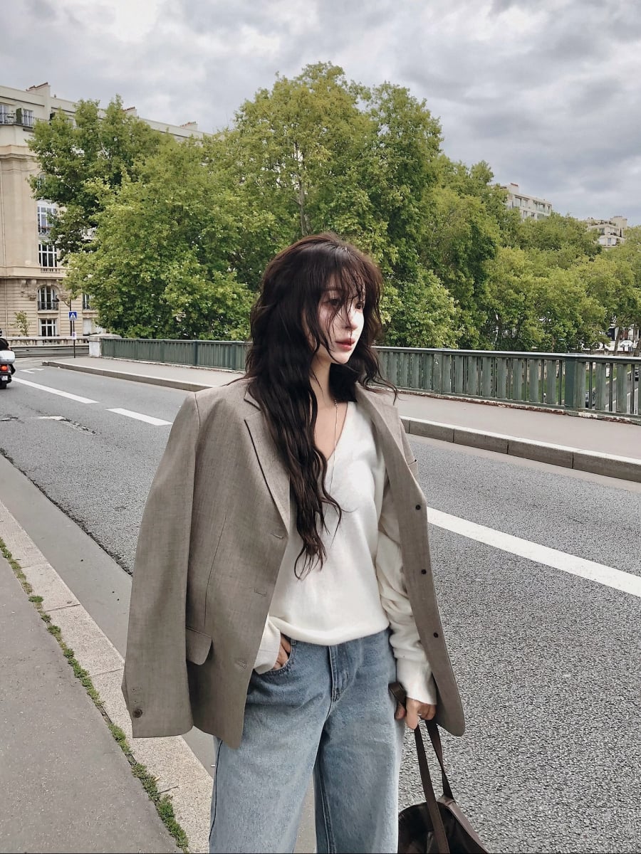 Blazer vốn mang phong thái lịch sự, nhưng khi kết hợp cùng quần jeans, bộ Shbet999 com đăng nhập trở nên trẻ trung đầy bất ngờ