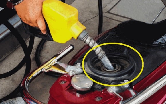 Khi nhiệt độ tăng, Shbet li xi 1000 sẽ giãn nở; nếu bình bị bơm quá đầy, phần xăng dư có thể tràn vào bộ lọc than hoạt tính (carbon canister) – bộ phận được ví như “lá phổi” của xe. 
