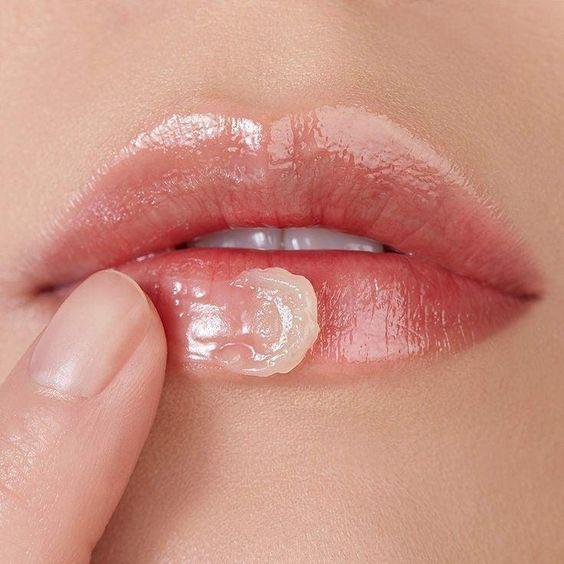 Có thể thêm tinh dầu tự nhiên sau khi hỗn hợp đã nguội bớt nhằm giữ trọn hương thơm và hạn chế biến đổi chất.