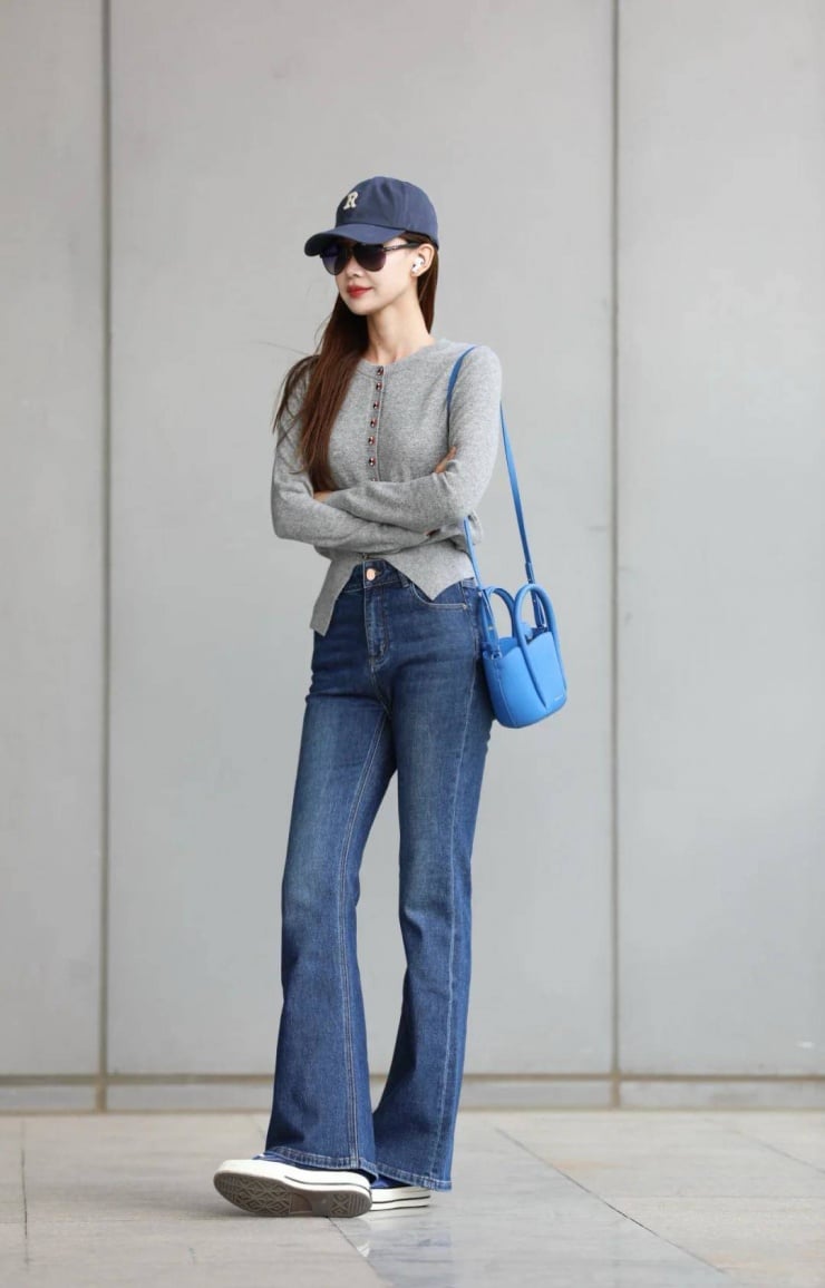 Bộ đôi này dễ dàng hoàn thiện với sneakers và một vài phụ kiện đơn giản như túi xách hoặc kính mát, tạo nên diện mạo phóng khoáng mà không cầu kỳ.