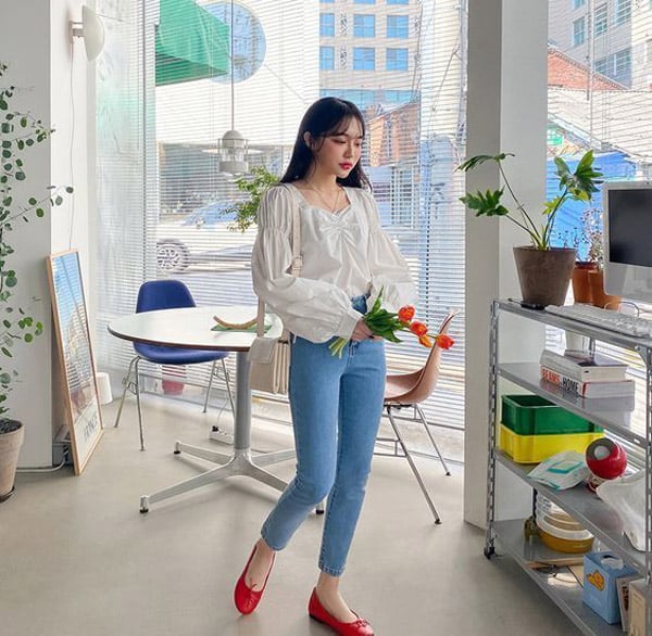 Áo sơ mi đi kèm không cần quá cầu kỳ, những thiết kế tối giản, có điểm nhấn nhẹ ở tay áo, cổ áo hoặc phom dáng là đủ để mang lại vẻ nữ tín