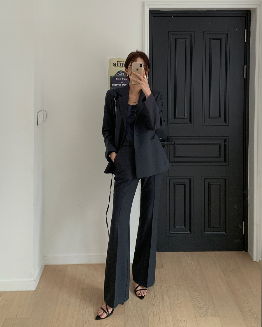 Blazer dáng suông mang lại vẻ hiện đại, thoải mái, trong khi blazer chiết eo nhẹ tạo cảm giác mềm mại và nữ tính hơn. 