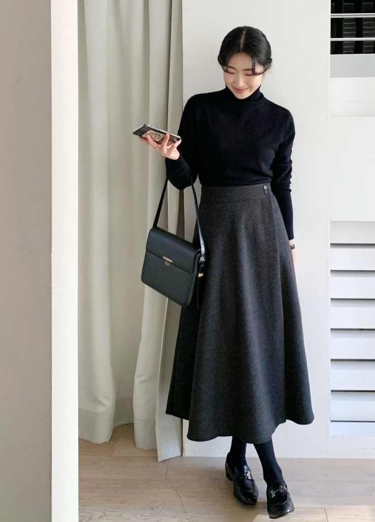 Việc kết hợp quần tất và giày loafer mang lại hình ảnh kín đáo, thanh lịch, đồng thời vẫn giữ được nét trẻ trung