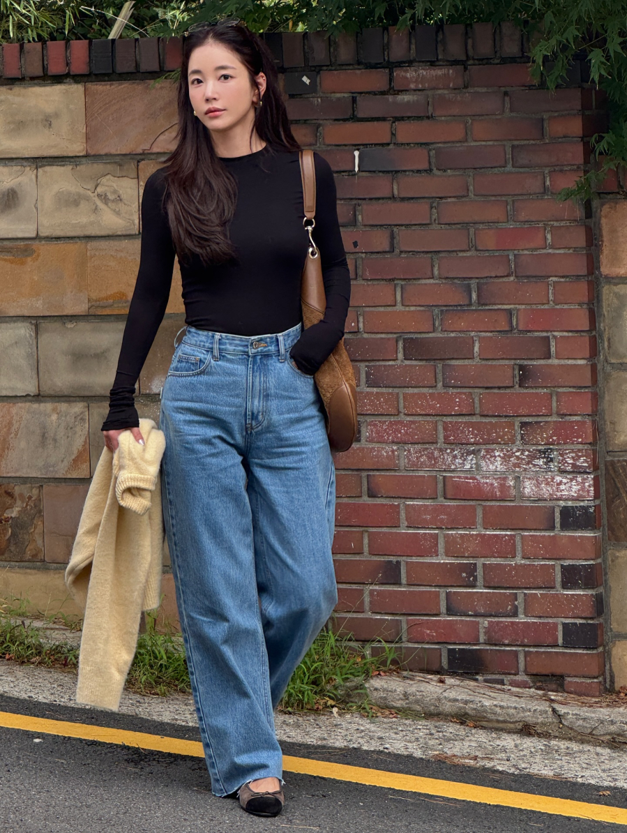 Khi kết hợp cùng quần jeans dáng đứng hoặc dáng suông, set đồ mang lại sự thoải mái nhưng không xuề xòa.
