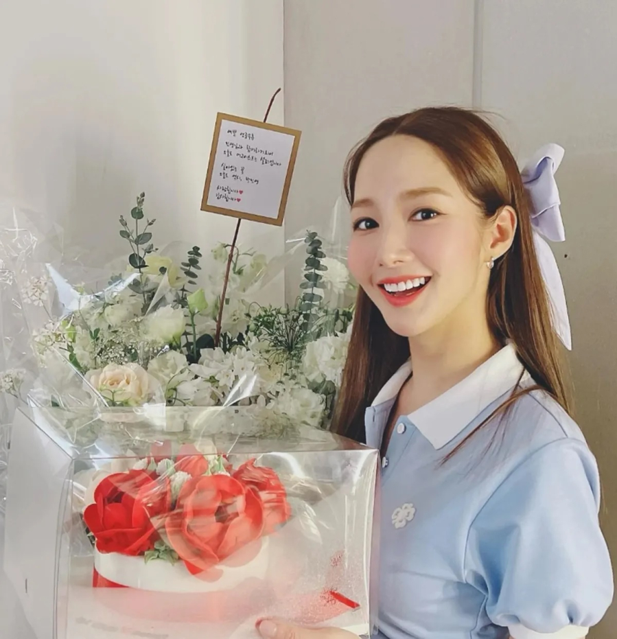 Tóc buộc nửa cân bằng giữa sự gọn gàng và nữ tính, phù hợp với nàng công sở muốn làm mới hình ảnh nhẹ nhàng.