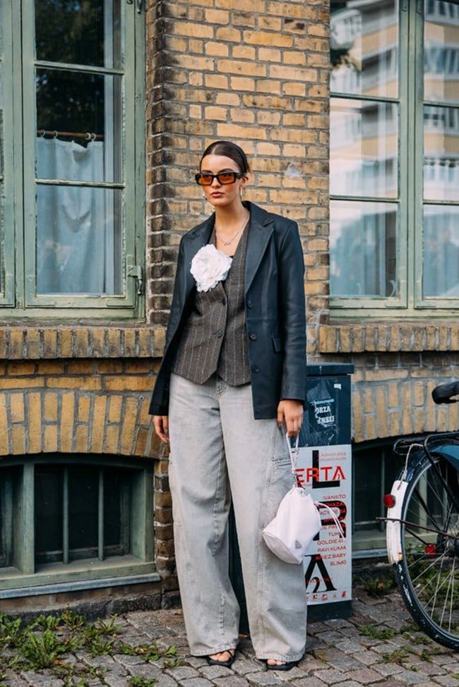 Khi trời trở lạnh, blazer lại phát huy ưu thế khi đi cùng những item giữ ấm, giúp tổng thể trông gọn gàng và thời thượng hơn.