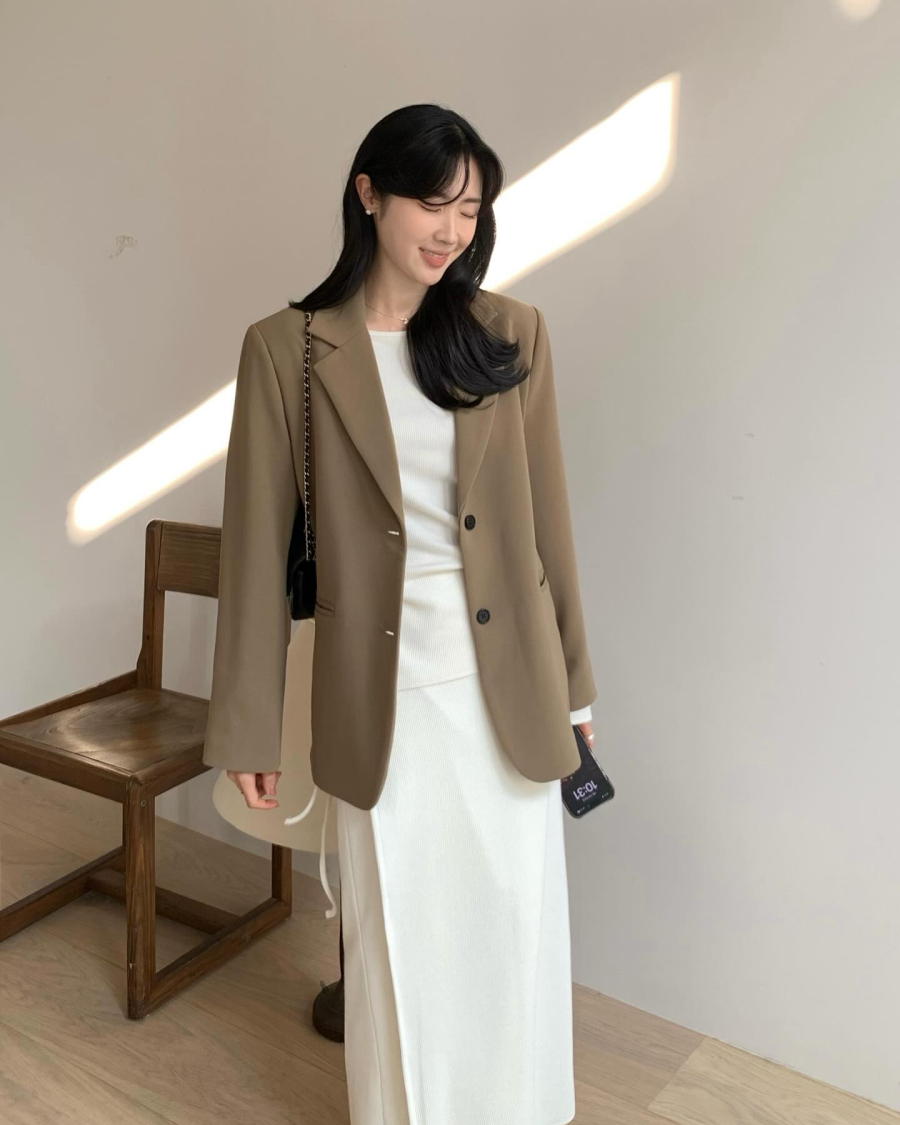 Các gam màu trung tính hoặc pastel giúp set đồ hài hòa, trong khi blazer họa tiết hoặc màu đậm lại là lựa chọn lý tưởng cho những ai muốn tạo điểm nhấn cá tính.