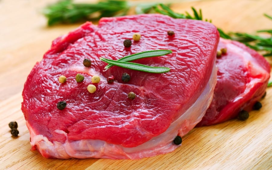 Các loại thịt đỏ nạc, chẳng hạn như thăn lợn và bắp bò, có hàm lượng chất béo thấp nhưng lại cung cấp nhiều protein. (Ảnh minh họa)