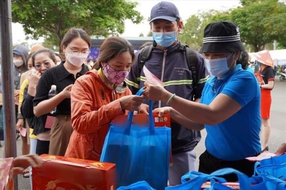 Người lao động có hoàn cảnh khó khăn, bị mất việc, giảm giờ làm, bị nợ lương hoặc thuộc hộ chính sách sẽ nhận quà Tết trị giá 1,3 triệu đồng/người, gồm 1 triệu đồng tiền mặt và 300.000 đồng hiện vật.    