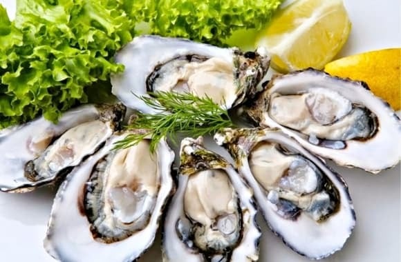 Hàu là một trong những thực phẩm giàu sắt hàng đầu, thậm chí vượt trội so với thịt bò. 
